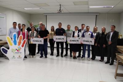 Dia de Cooperar do Sicredi e Coasul leva multidÃ£o de pessoas Ã s ruas de Laranjeiras do Sul